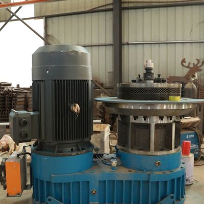 फ्लैट डाई लकड़ी छर्रों मशीन 1100 किग्रा / एच 800 किग्रा / एच एनर्जी सेविंग रस्टप्रूफ