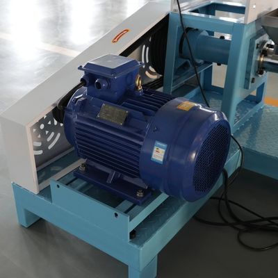 500 किग्रा / एच छोटी मछली खाद्य गोली बनाने की मशीन 2.2kw काटने की शक्ति