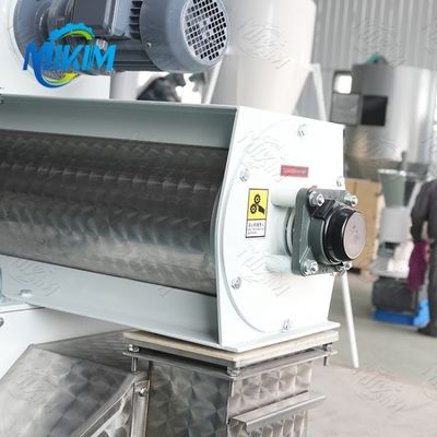 इलेक्ट्रिक 3kw-30kw चिकन मवेशी पोल्ट्री फीड पेलेट मशीन अनुकूलित वोल्टेज